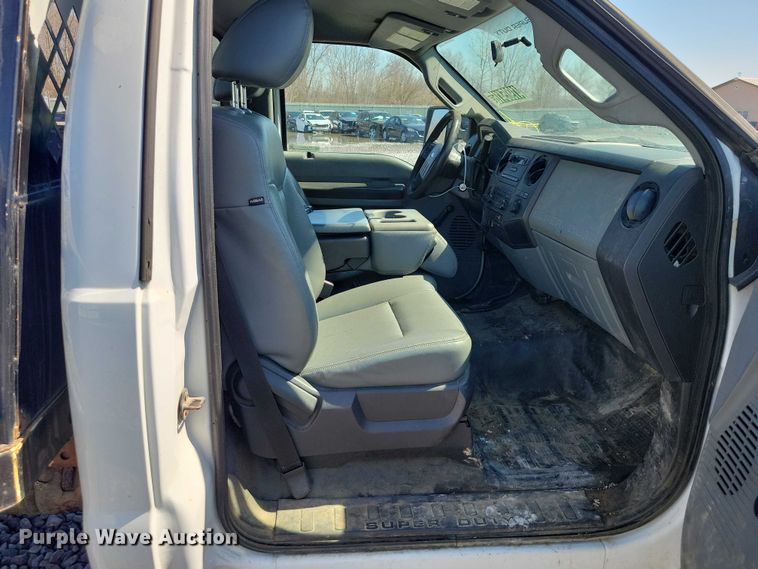 image for item YA2851 2015 Ford F550 Super Duty flatbed truck