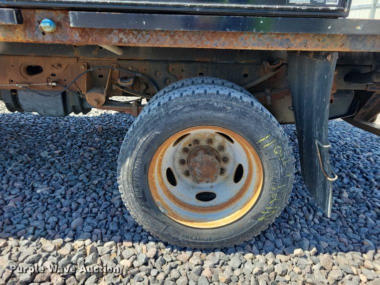 image for item YA2851 2015 Ford F550 Super Duty flatbed truck