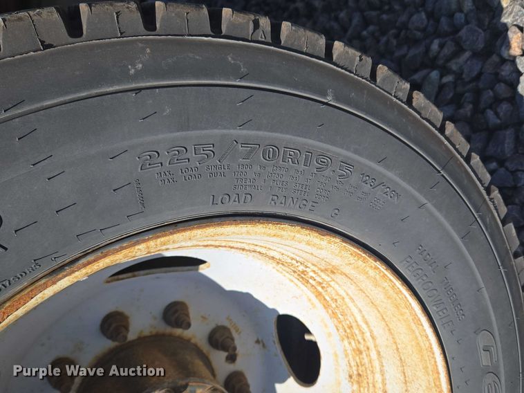 image for item YA2882 2015 Ford F450 Super Duty bucket truck