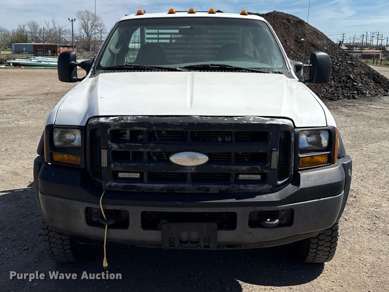 image for item DR1047 2006 Ford F550 Super Duty XL flatbed truck