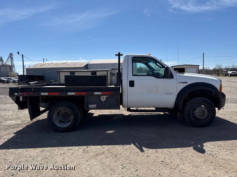 image for item DR1047 2006 Ford F550 Super Duty XL flatbed truck