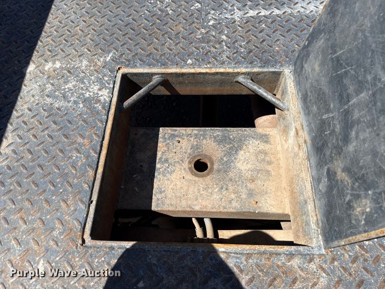 image for item DR1047 2006 Ford F550 Super Duty XL flatbed truck