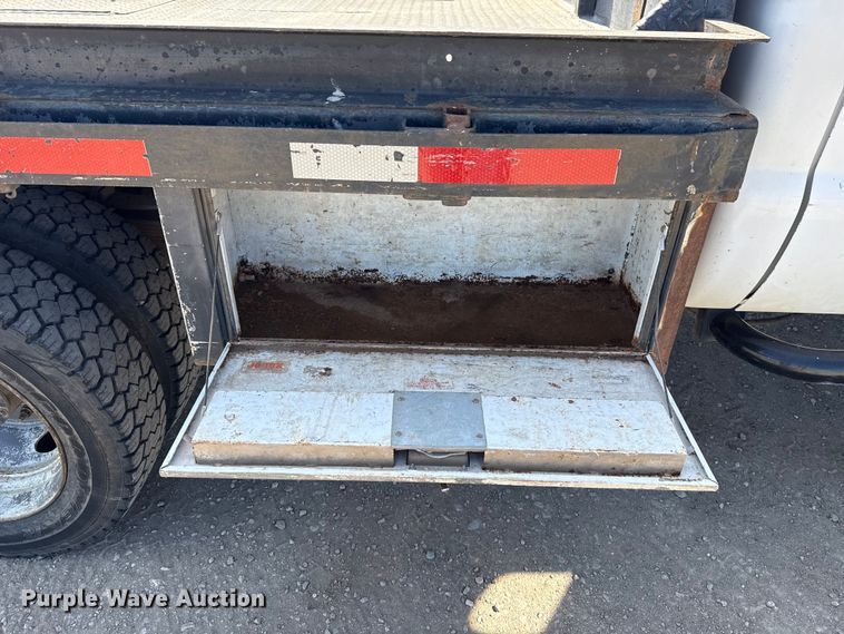 image for item DR1047 2006 Ford F550 Super Duty XL flatbed truck