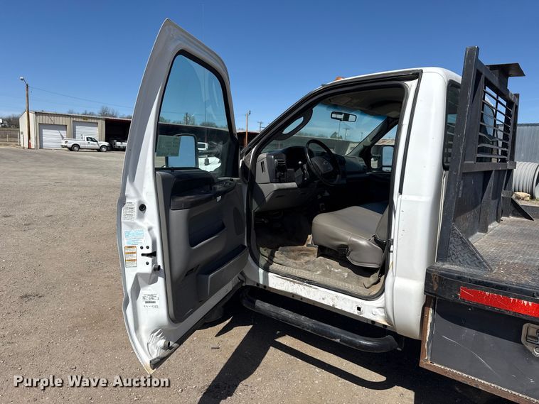 image for item DR1047 2006 Ford F550 Super Duty XL flatbed truck