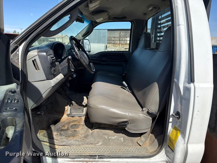 image for item DR1047 2006 Ford F550 Super Duty XL flatbed truck