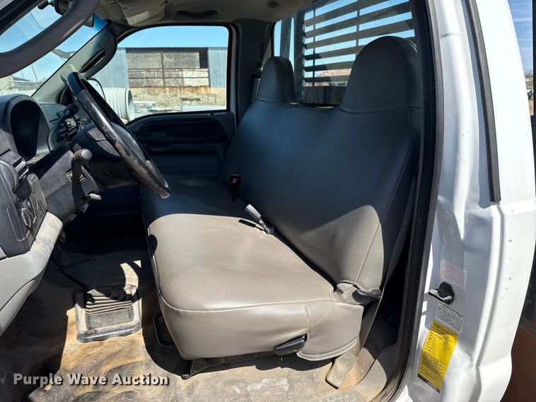 image for item DR1047 2006 Ford F550 Super Duty XL flatbed truck