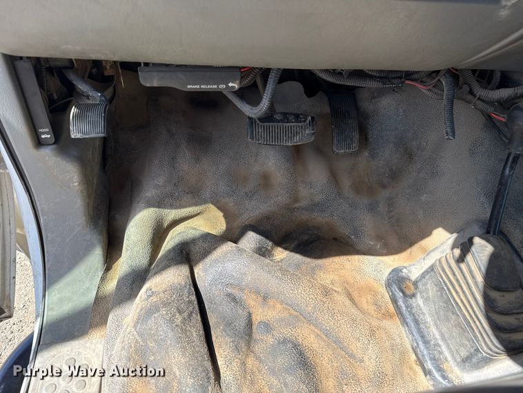 image for item DR1047 2006 Ford F550 Super Duty XL flatbed truck