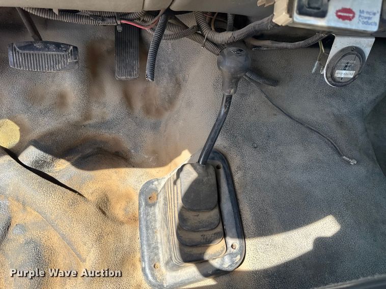 image for item DR1047 2006 Ford F550 Super Duty XL flatbed truck