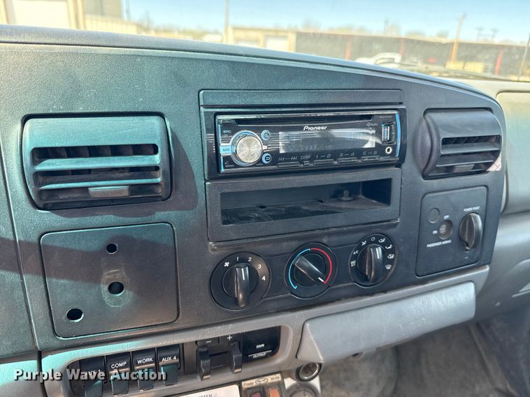 image for item DR1047 2006 Ford F550 Super Duty XL flatbed truck