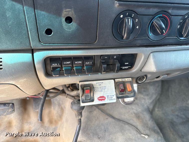 image for item DR1047 2006 Ford F550 Super Duty XL flatbed truck