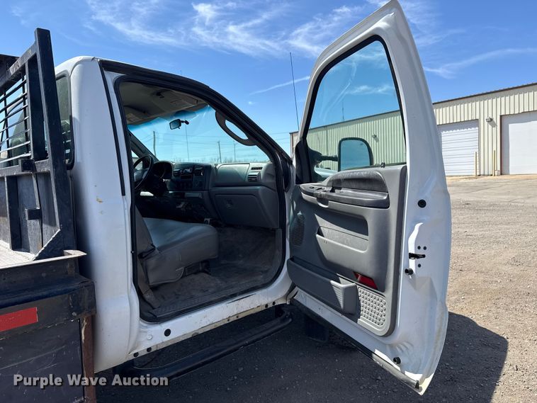 image for item DR1047 2006 Ford F550 Super Duty XL flatbed truck