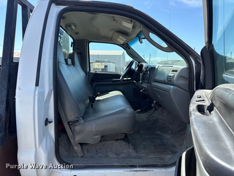 image for item DR1047 2006 Ford F550 Super Duty XL flatbed truck