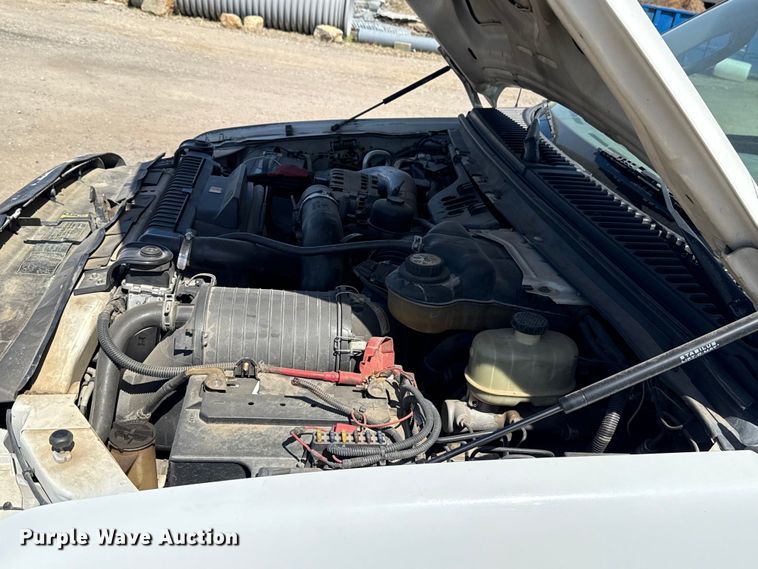 image for item DR1047 2006 Ford F550 Super Duty XL flatbed truck