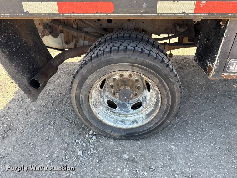 image for item DR1047 2006 Ford F550 Super Duty XL flatbed truck