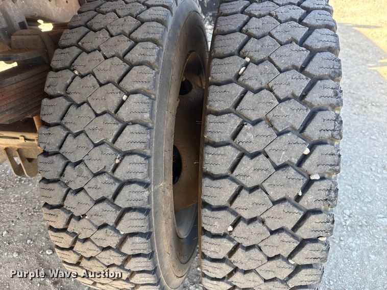 image for item DR1047 2006 Ford F550 Super Duty XL flatbed truck