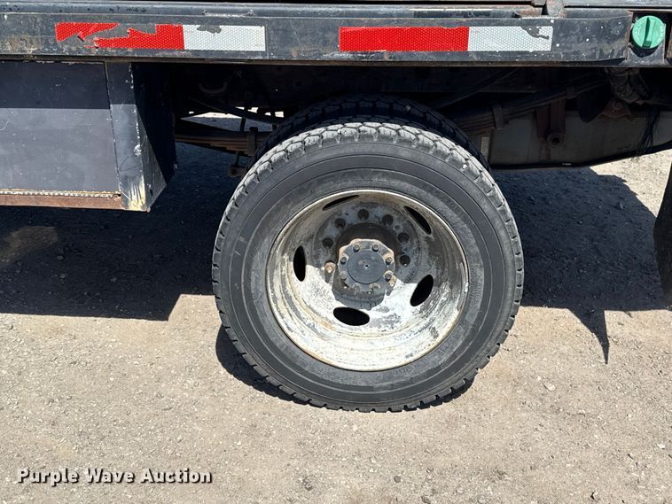 image for item DR1047 2006 Ford F550 Super Duty XL flatbed truck