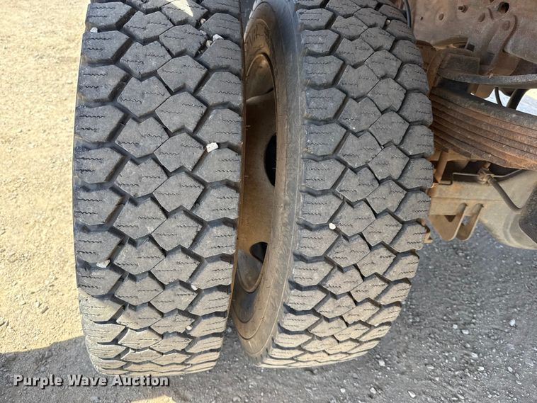 image for item DR1047 2006 Ford F550 Super Duty XL flatbed truck