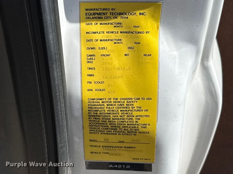 image for item DR1047 2006 Ford F550 Super Duty XL flatbed truck