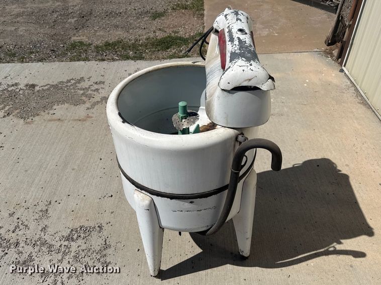 image for item DR1049 Household items