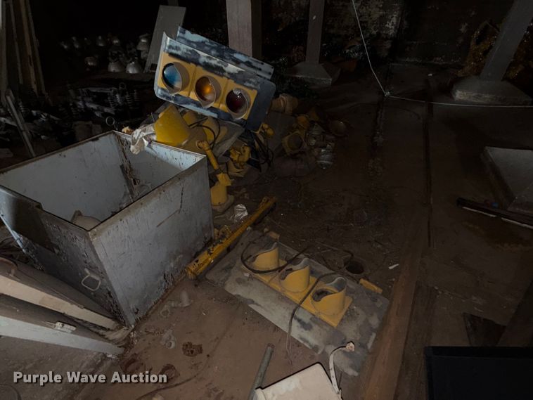 image for item DR1065 Approximately (10) traffic lights