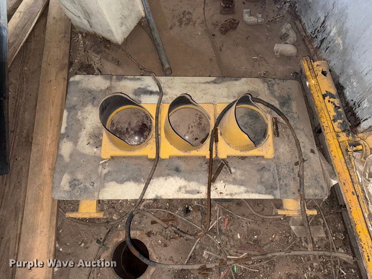 image for item DR1065 Approximately (10) traffic lights