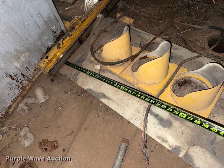 image for item DR1065 Approximately (10) traffic lights