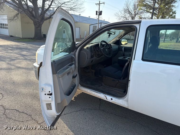 image for item DR1066 2011 Chevrolet Silverado 2500HD Crew Cab pickup truck