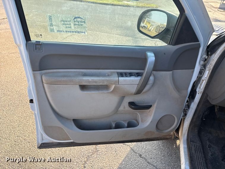 image for item DR1066 2011 Chevrolet Silverado 2500HD Crew Cab pickup truck