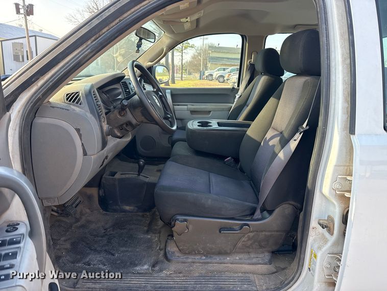 image for item DR1066 2011 Chevrolet Silverado 2500HD Crew Cab pickup truck