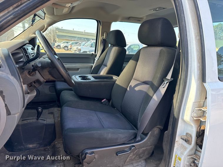 image for item DR1066 2011 Chevrolet Silverado 2500HD Crew Cab pickup truck
