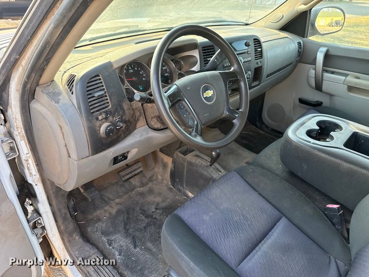 image for item DR1066 2011 Chevrolet Silverado 2500HD Crew Cab pickup truck