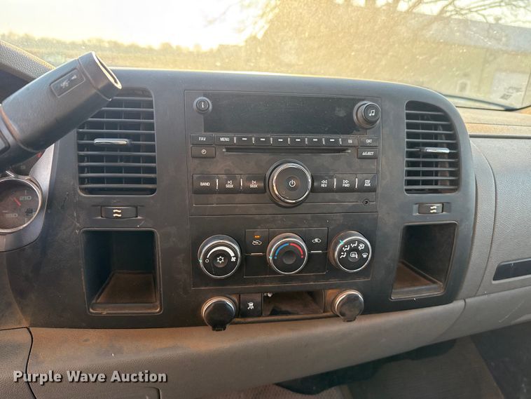 image for item DR1066 2011 Chevrolet Silverado 2500HD Crew Cab pickup truck
