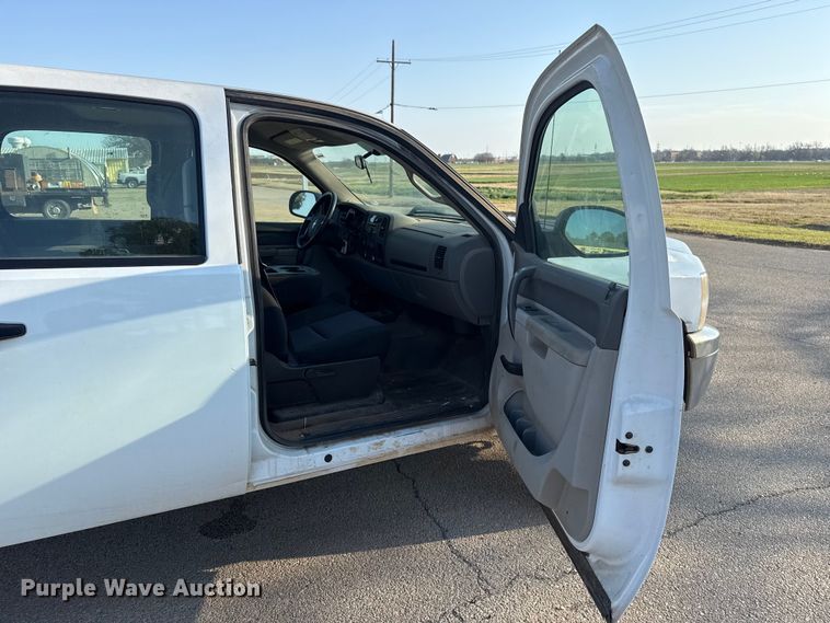 image for item DR1066 2011 Chevrolet Silverado 2500HD Crew Cab pickup truck