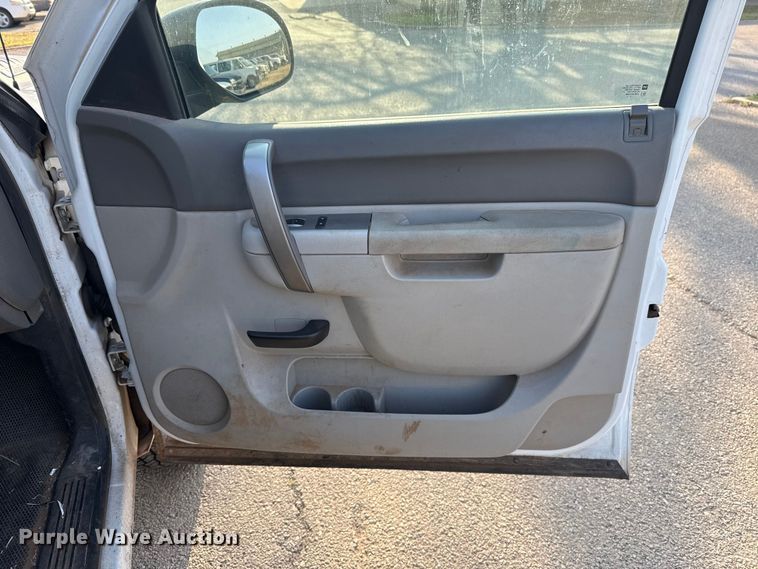 image for item DR1066 2011 Chevrolet Silverado 2500HD Crew Cab pickup truck
