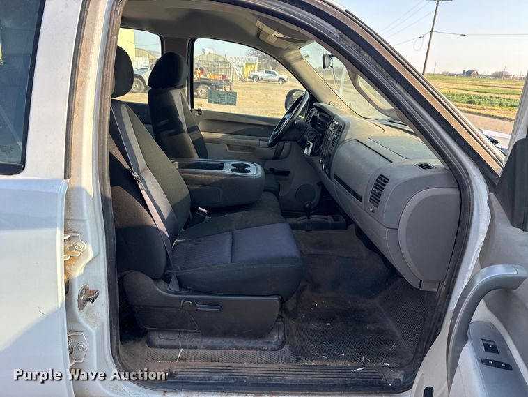 image for item DR1066 2011 Chevrolet Silverado 2500HD Crew Cab pickup truck
