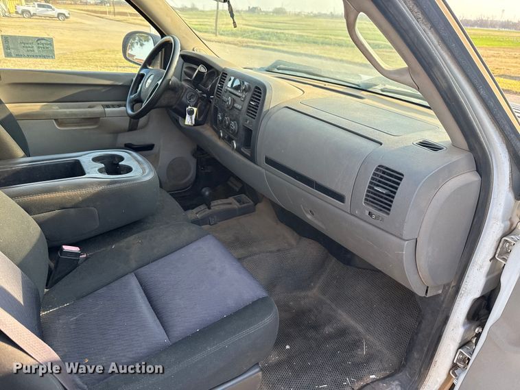 image for item DR1066 2011 Chevrolet Silverado 2500HD Crew Cab pickup truck