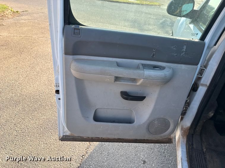 image for item DR1066 2011 Chevrolet Silverado 2500HD Crew Cab pickup truck