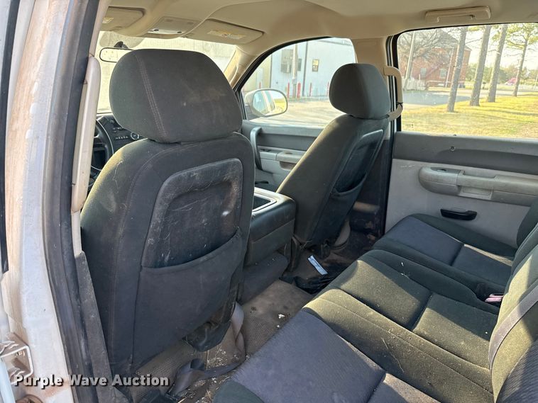 image for item DR1066 2011 Chevrolet Silverado 2500HD Crew Cab pickup truck