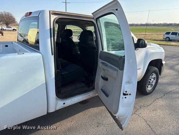 image for item DR1066 2011 Chevrolet Silverado 2500HD Crew Cab pickup truck