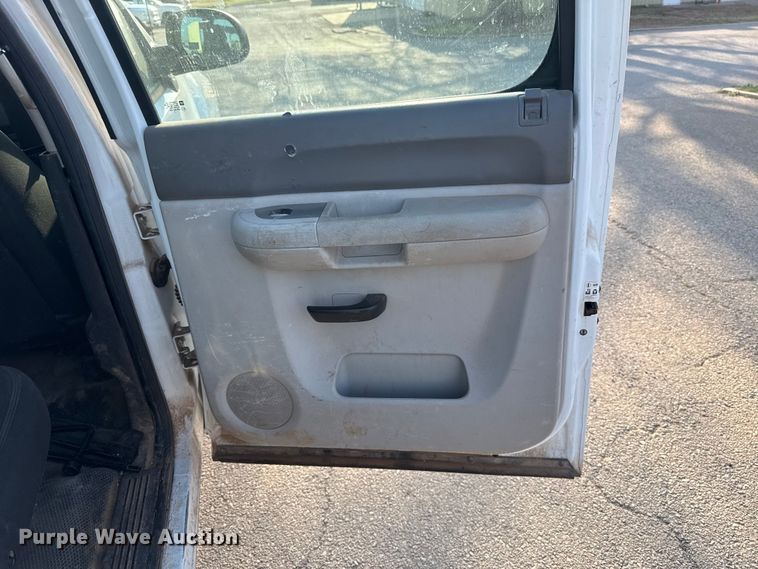 image for item DR1066 2011 Chevrolet Silverado 2500HD Crew Cab pickup truck
