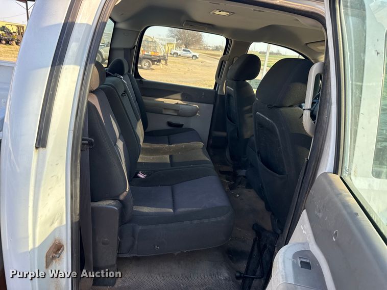 image for item DR1066 2011 Chevrolet Silverado 2500HD Crew Cab pickup truck