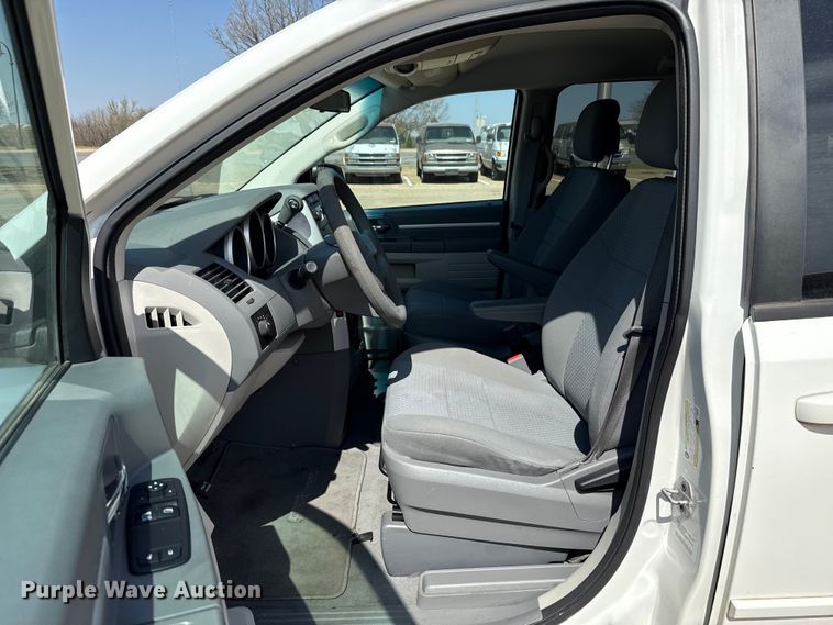 image for item DR1072 2010 Dodge Grand Caravan van