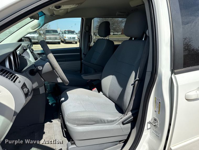image for item DR1072 2010 Dodge Grand Caravan van