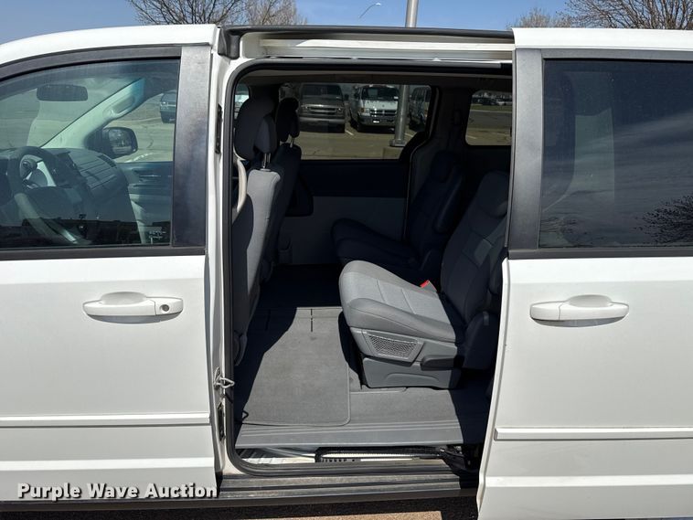 image for item DR1072 2010 Dodge Grand Caravan van