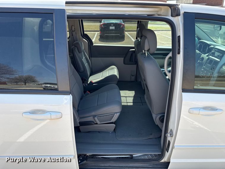 image for item DR1072 2010 Dodge Grand Caravan van