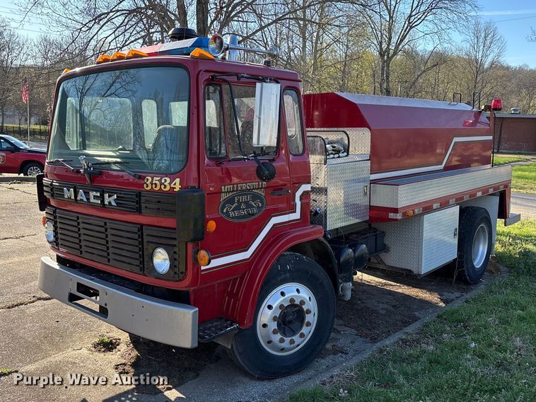 image for item DT0107 1986 Mack MS pumper fire truck