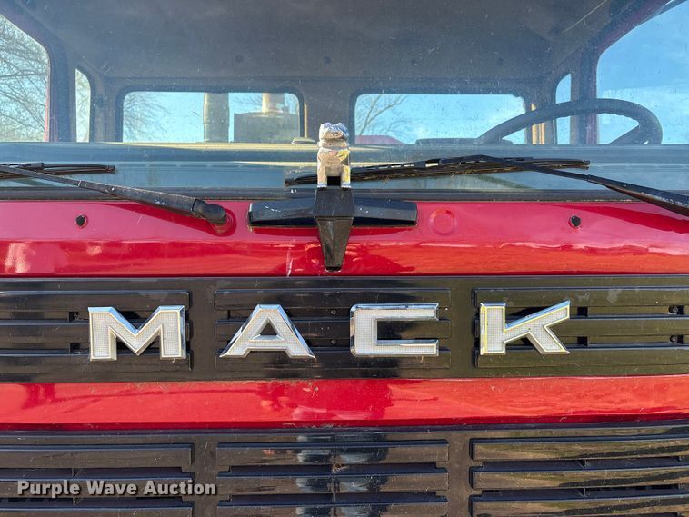 image for item DT0107 1986 Mack MS pumper fire truck