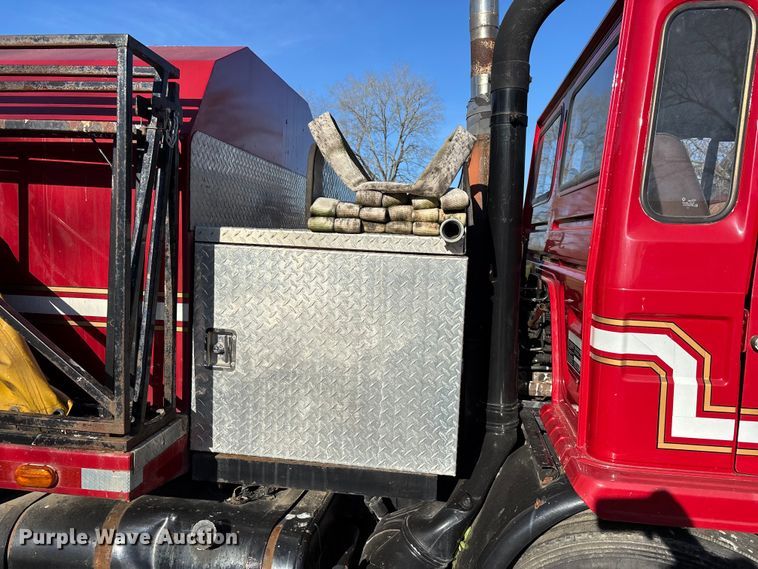 image for item DT0107 1986 Mack MS pumper fire truck