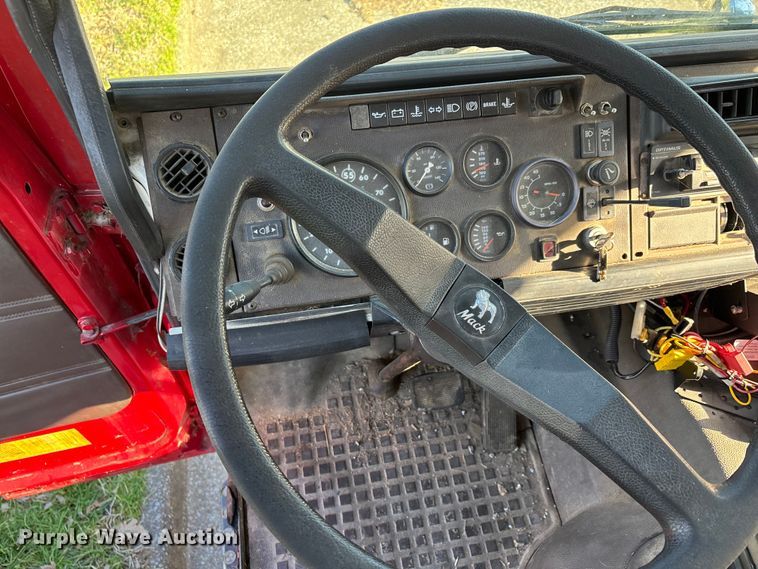 image for item DT0107 1986 Mack MS pumper fire truck