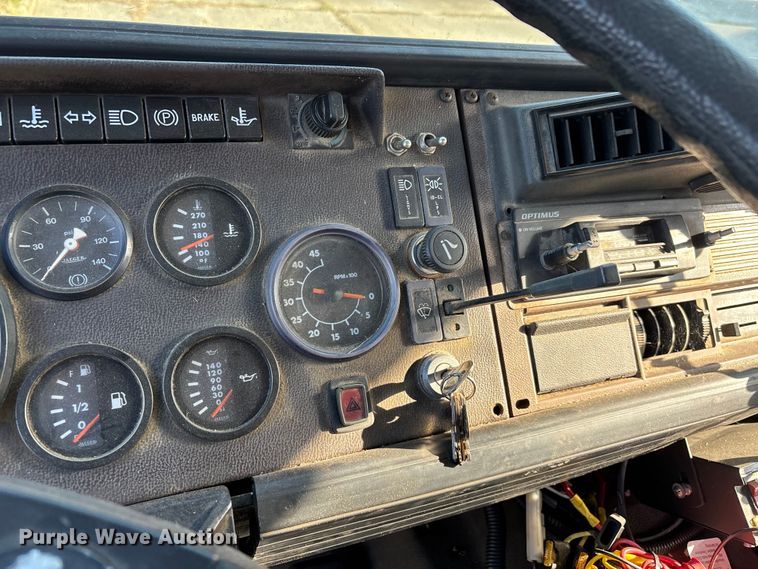 image for item DT0107 1986 Mack MS pumper fire truck